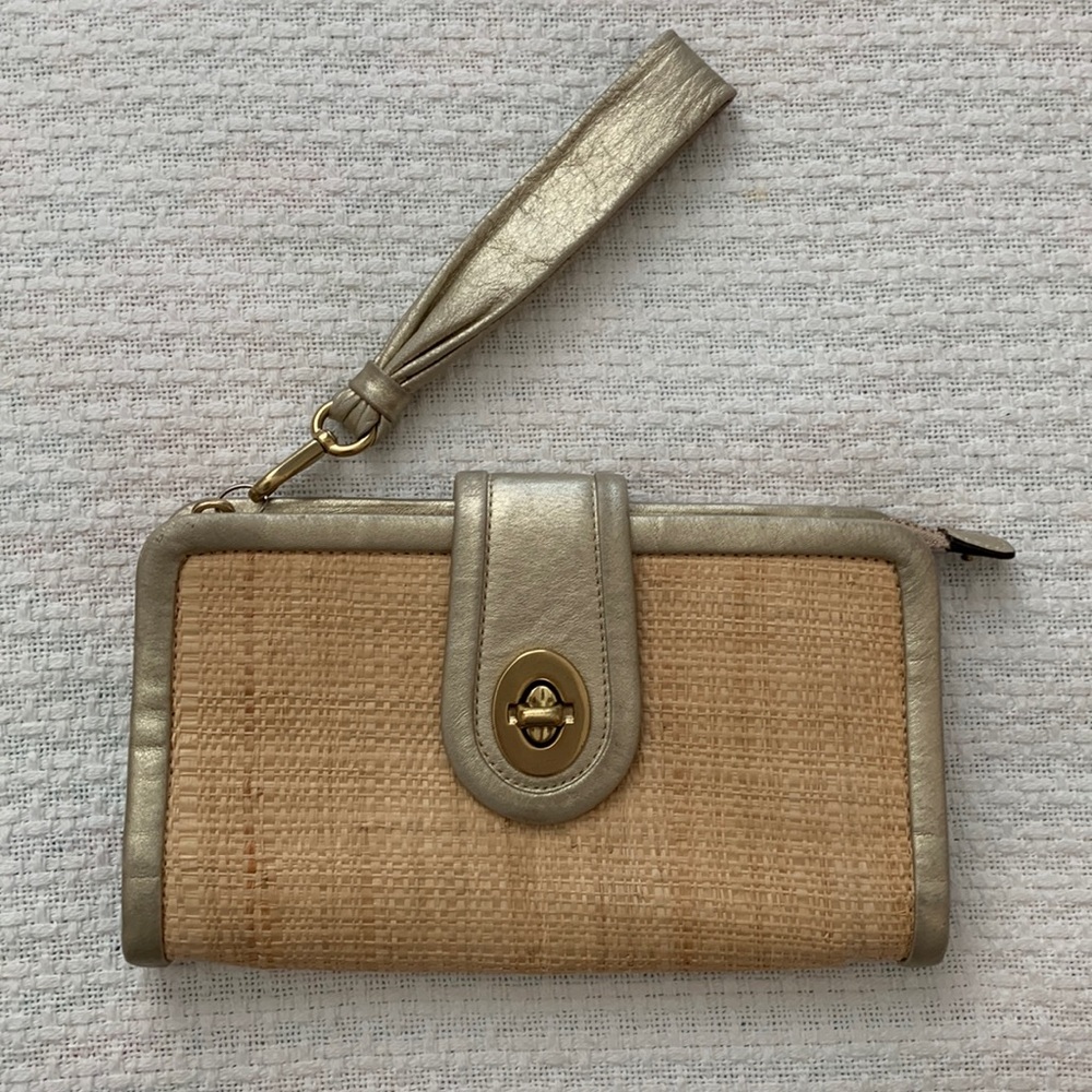 Coach clutch in excellent condition, perfect for vacations or summer!